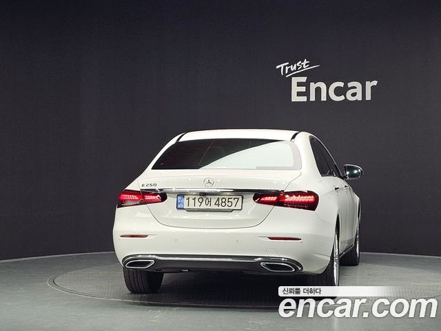 Mercedes-Benz E-Class 2022 — фото 4