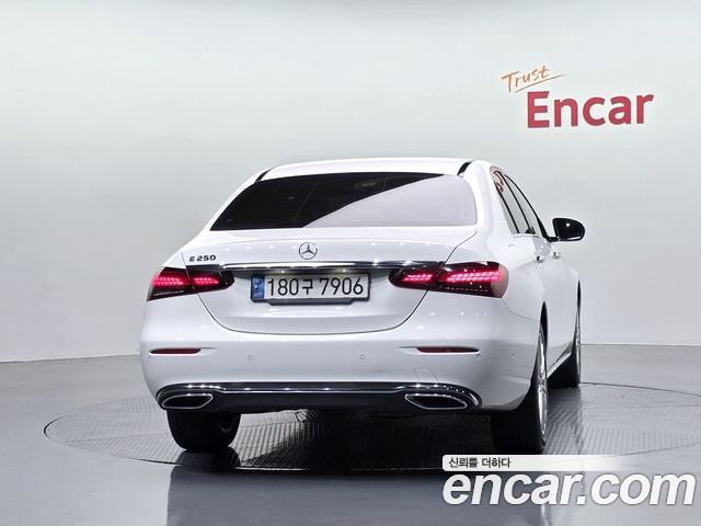 Mercedes-Benz E-Class 2022 — фото 4