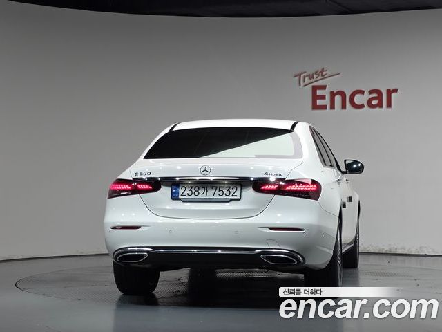 Mercedes-Benz E-Class 2023 — фото 4