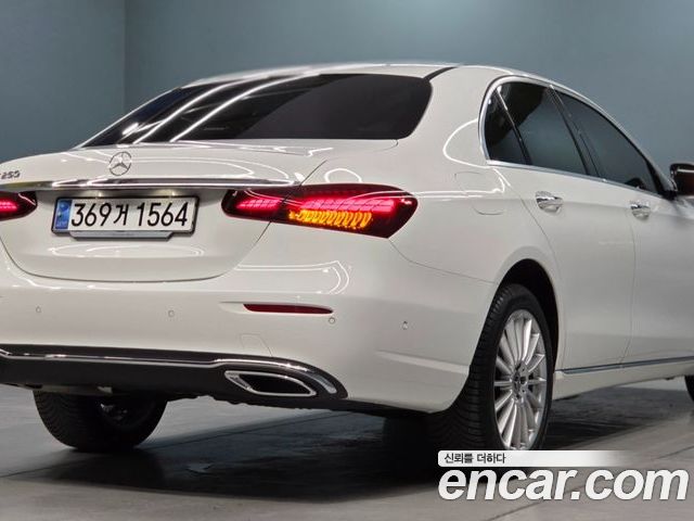 Mercedes-Benz E-Class 2023 — фото 4