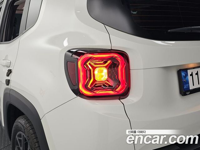 Jeep Renegade 2023 — фото 9