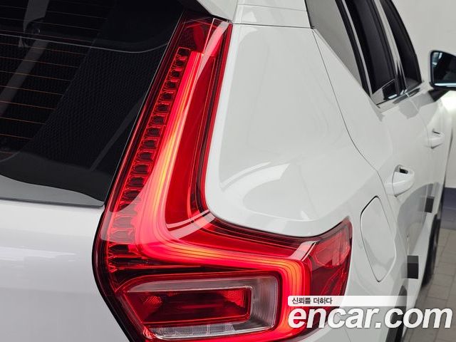 Volvo XC40 2023 — фото 9