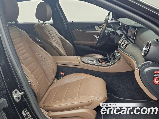 Mercedes-Benz E-Class 2023 — фото 10