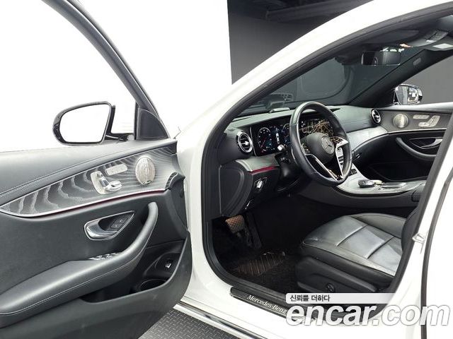 Mercedes-Benz E-Class 2023 — фото 10