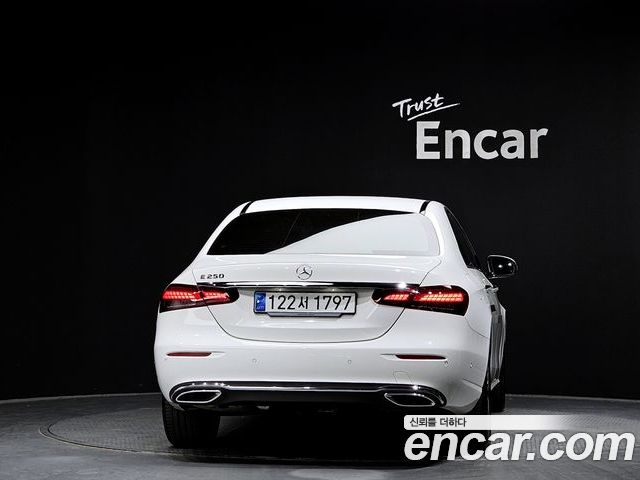 Mercedes-Benz E-Class 2023 — фото 4