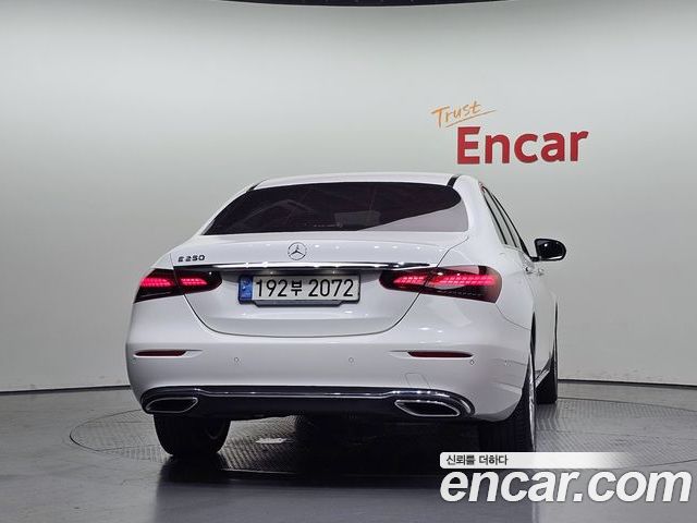 Mercedes-Benz E-Class 2022 — фото 4