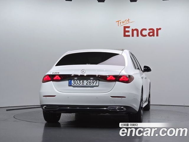 Mercedes-Benz E-Class 2025 — фото 4