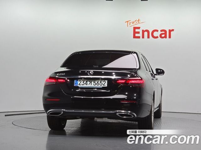 Mercedes-Benz E-Class 2023 — фото 4