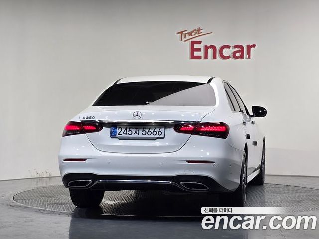 Mercedes-Benz E-Class 2023 — фото 4