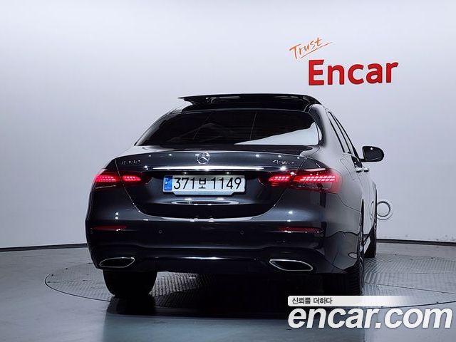 Mercedes-Benz E-Class 2023 — фото 4