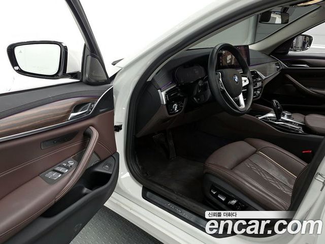 BMW 5 Series 2023 — фото 10