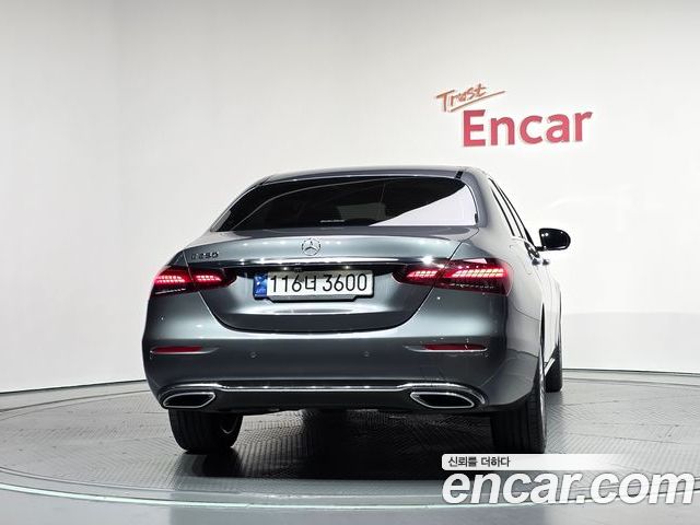 Mercedes-Benz E-Class 2023 — фото 4