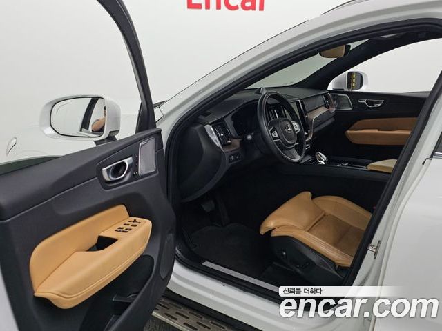 Volvo XC60 2022 — фото 10