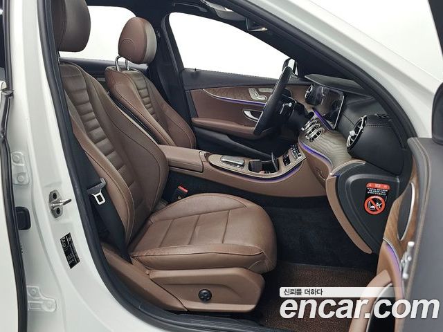 Mercedes-Benz E-Class 2023 — фото 10
