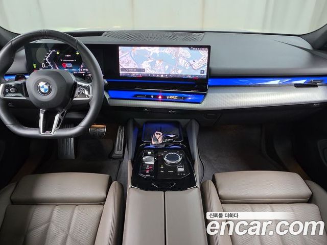 BMW 5 Series 2025 — фото 10