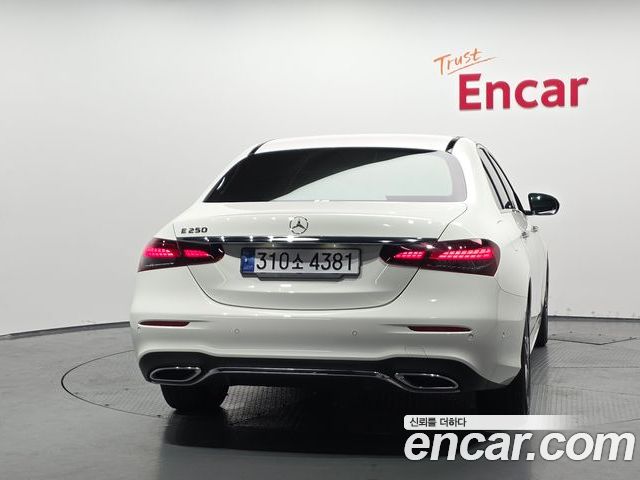 Mercedes-Benz E-Class 2023 — фото 4