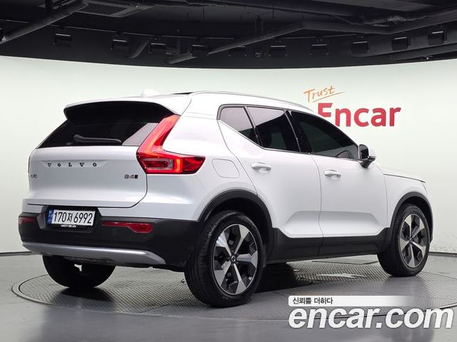 Volvo XC40 2023 — фото 2