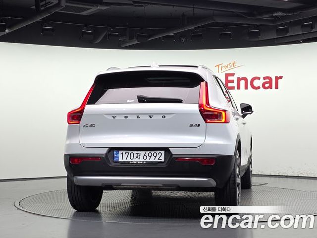 Volvo XC40 2023 — фото 4