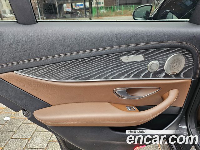 Mercedes-Benz E-Class 2022 — фото 10