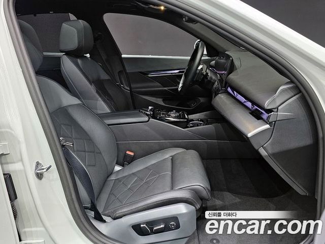 BMW 5 Series 2025 — фото 10