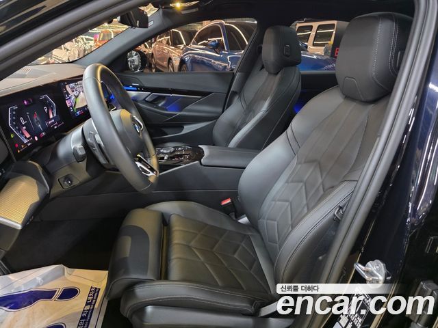 BMW 5 Series 2025 — фото 10
