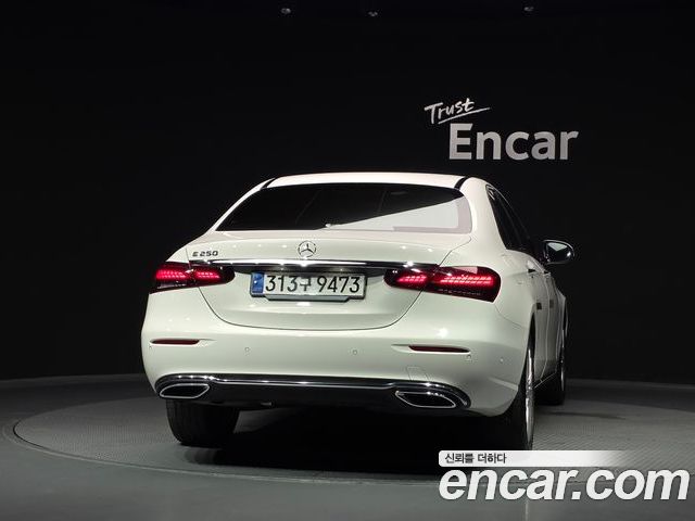 Mercedes-Benz E-Class 2023 — фото 4