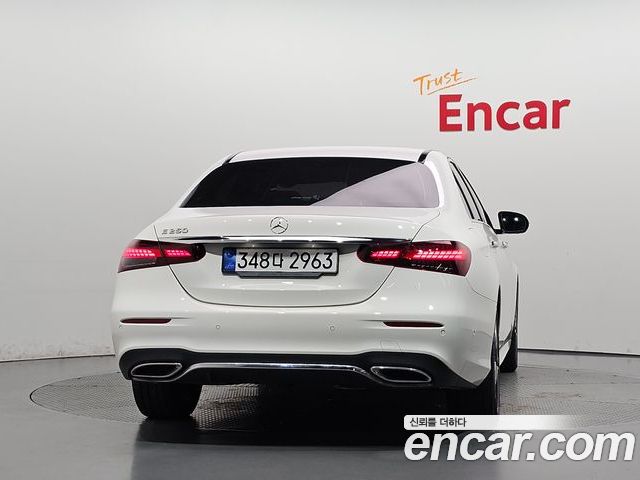 Mercedes-Benz E-Class 2023 — фото 4
