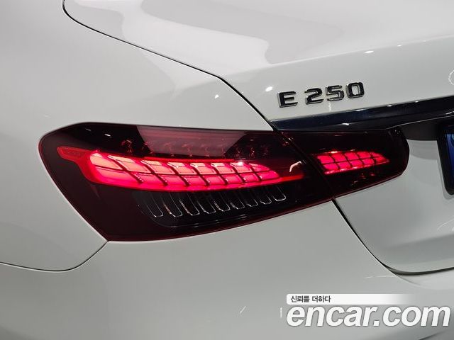 Mercedes-Benz E-Class 2023 — фото 9