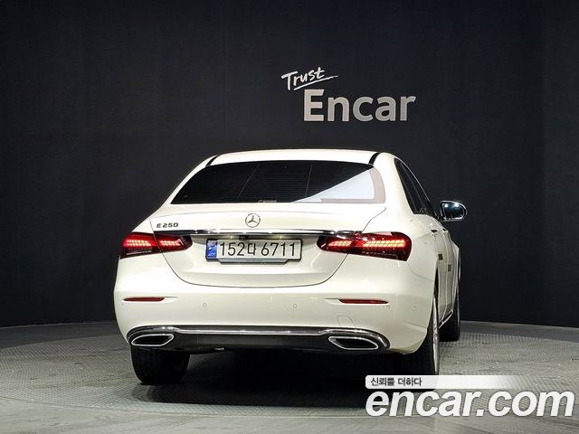 Mercedes-Benz E-Class 2023 — фото 4