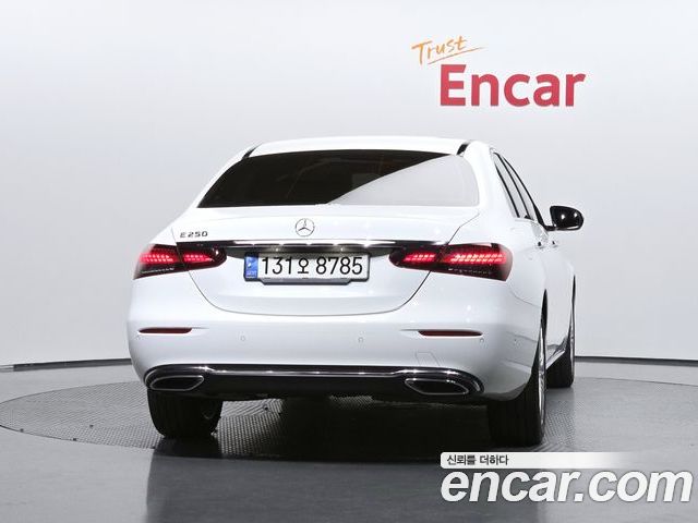 Mercedes-Benz E-Class 2022 — фото 4