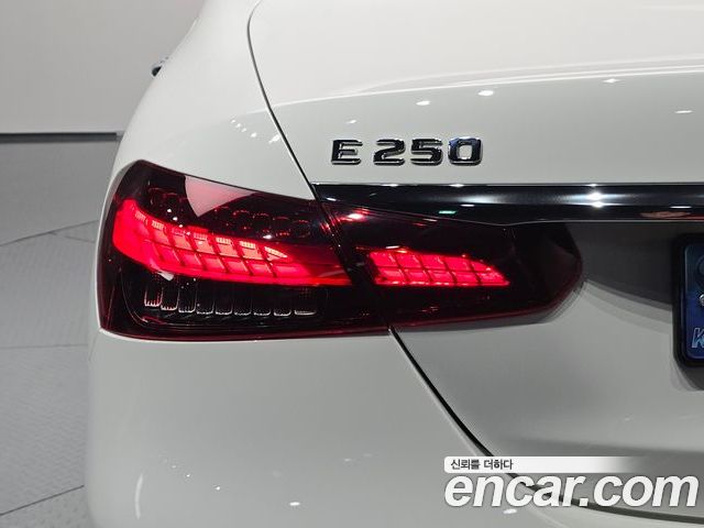 Mercedes-Benz E-Class 2022 — фото 9