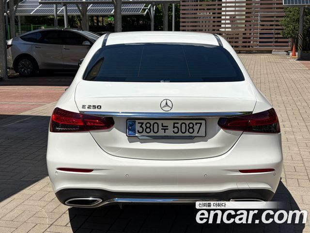 Mercedes-Benz E-Class 2023 — фото 5