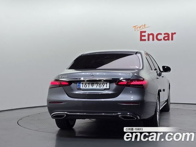 Mercedes-Benz E-Class 2023 — фото 4