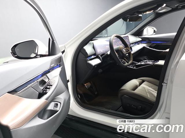 BMW 5 Series 2025 — фото 10