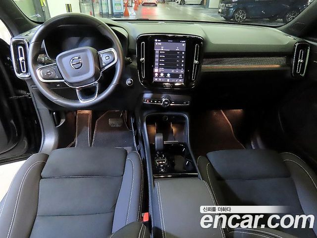 Volvo XC40 2025 — фото 10