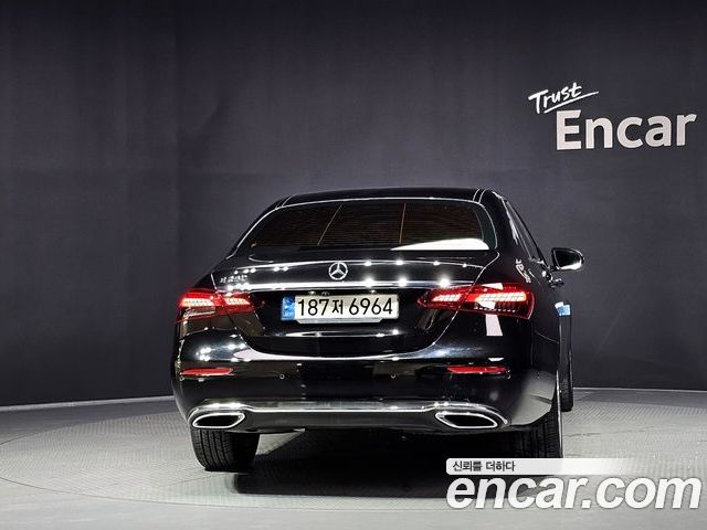 Mercedes-Benz E-Class 2022 — фото 4