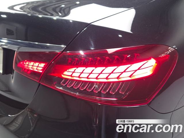 Mercedes-Benz E-Class 2023 — фото 9