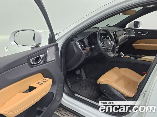 Volvo XC60 2022 — фото 10