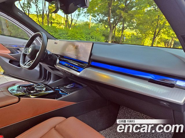 BMW 5 Series 2025 — фото 10