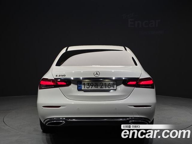 Mercedes-Benz E-Class 2022 — фото 4