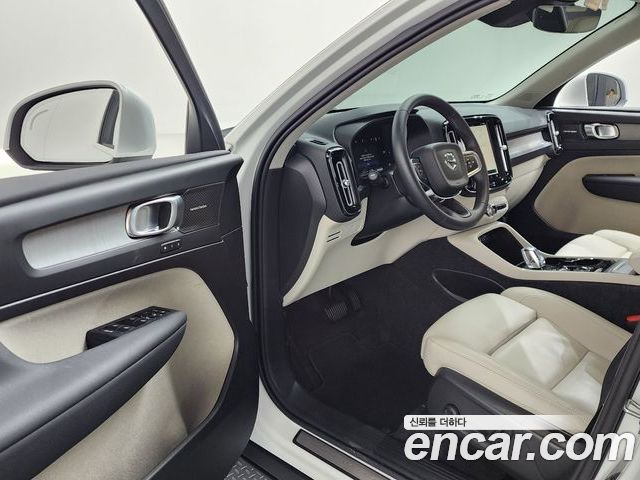 Volvo XC40 2025 — фото 10