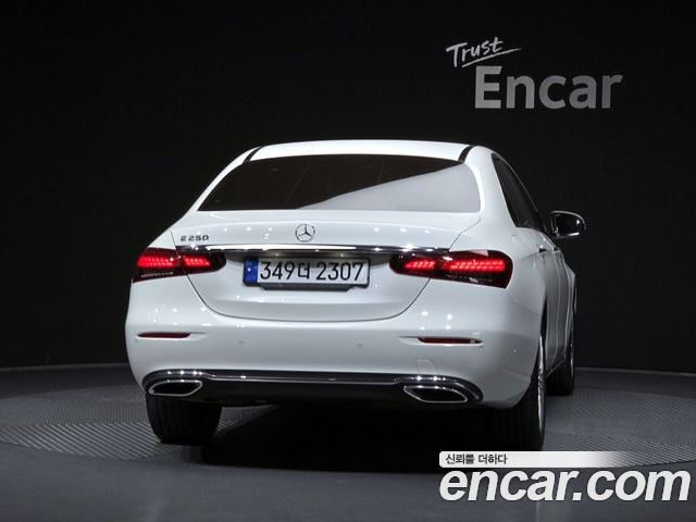 Mercedes-Benz E-Class 2022 — фото 4