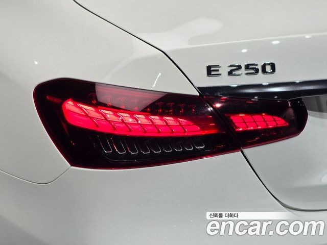 Mercedes-Benz E-Class 2022 — фото 9