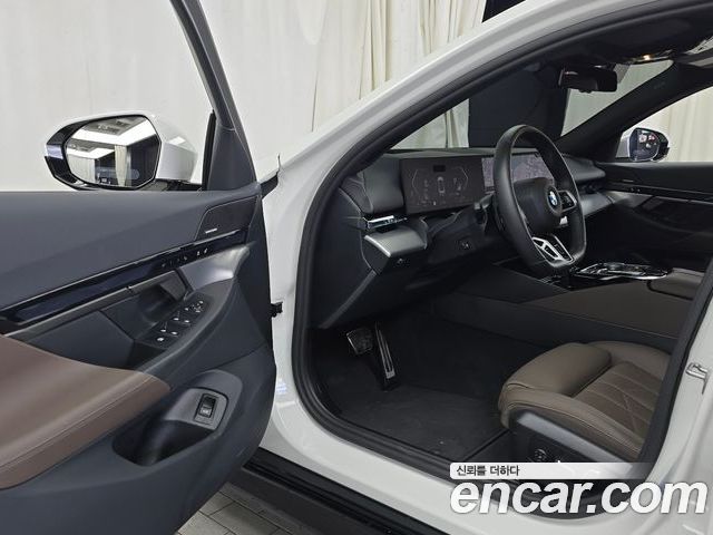 BMW 5 Series 2025 — фото 10