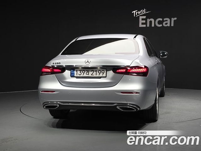 Mercedes-Benz E-Class 2022 — фото 4