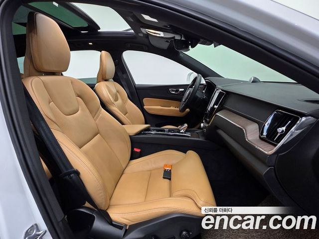 Volvo XC60 2022 — фото 10