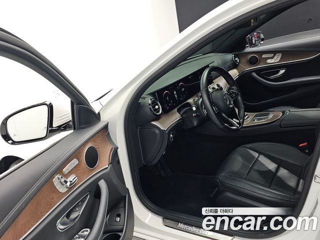 Mercedes-Benz E-Class 2023 — фото 10