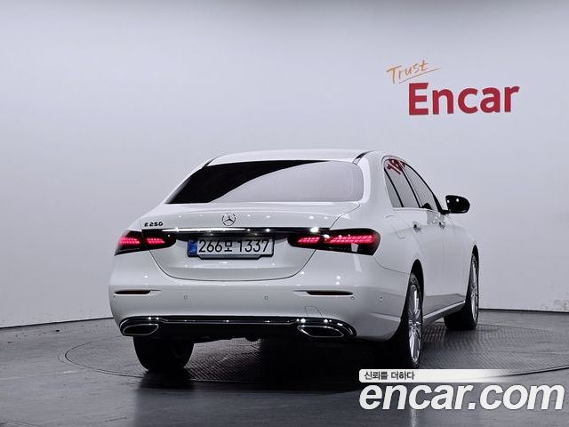Mercedes-Benz E-Class 2023 — фото 4