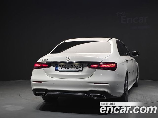 Mercedes-Benz E-Class 2023 — фото 4
