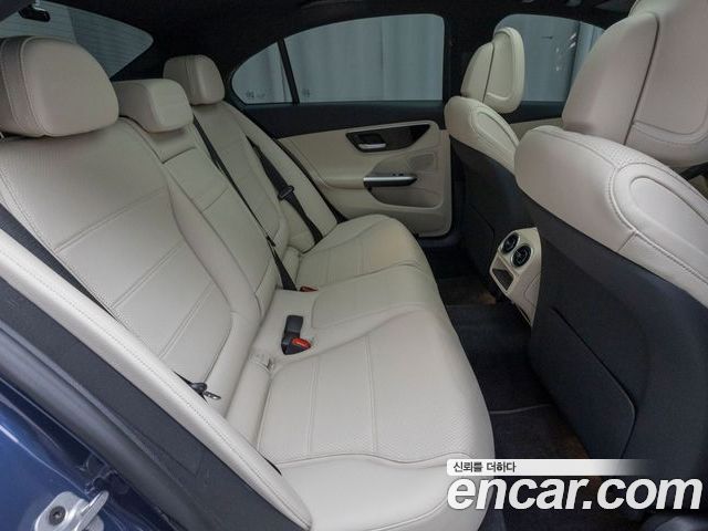 Mercedes-Benz C-Class 2025 — фото 10